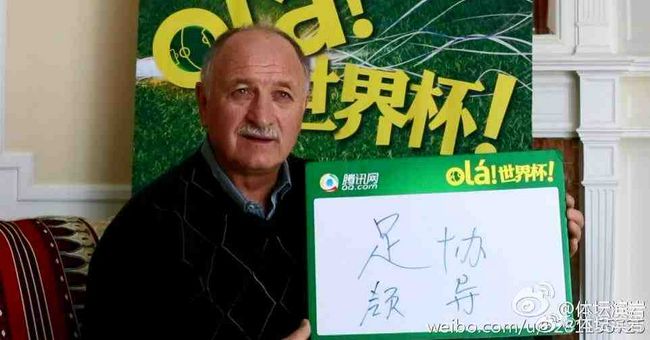 溪水中的女人